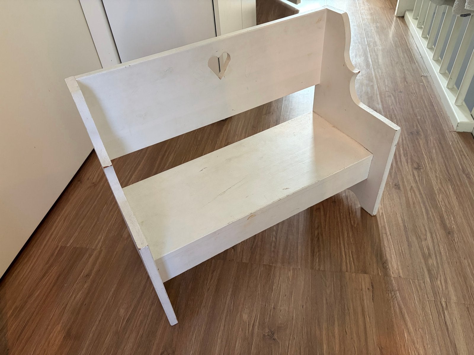 Wit houten kinderbankje, Ophalen