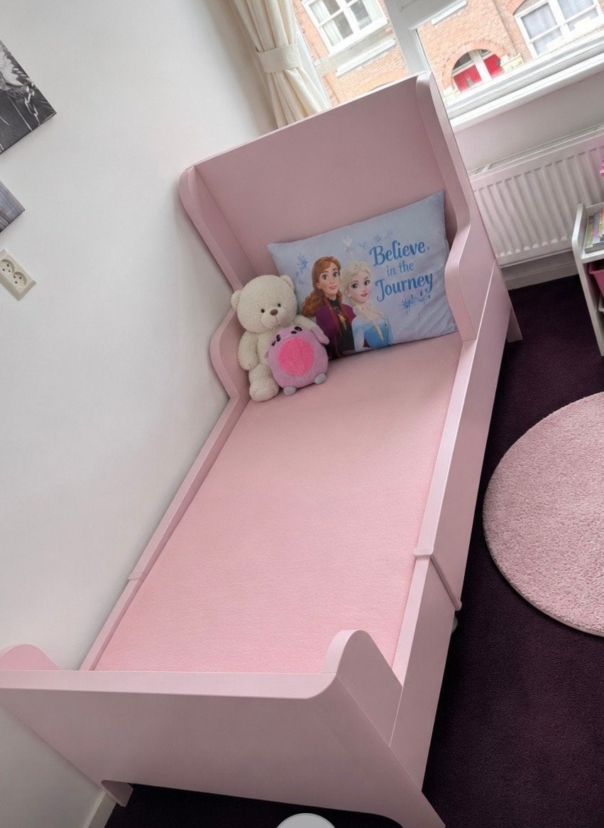 Roze kinderbed met bijhoorende kast ikea, Ophalen, Gebruikt, 70 tot 85 cm, Matras