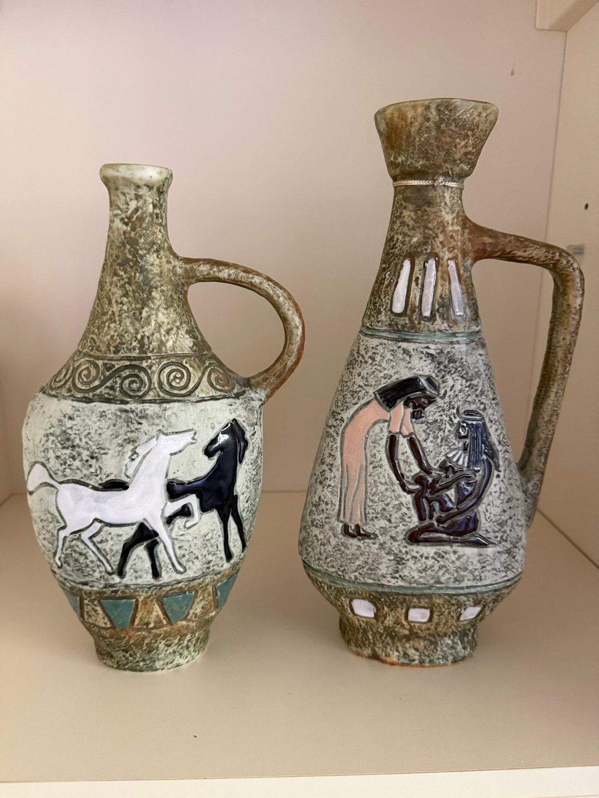 Set van 2 handgemaakte Italiaanse keramische vazen reliëf, Antiek en Kunst, Ophalen of Verzenden