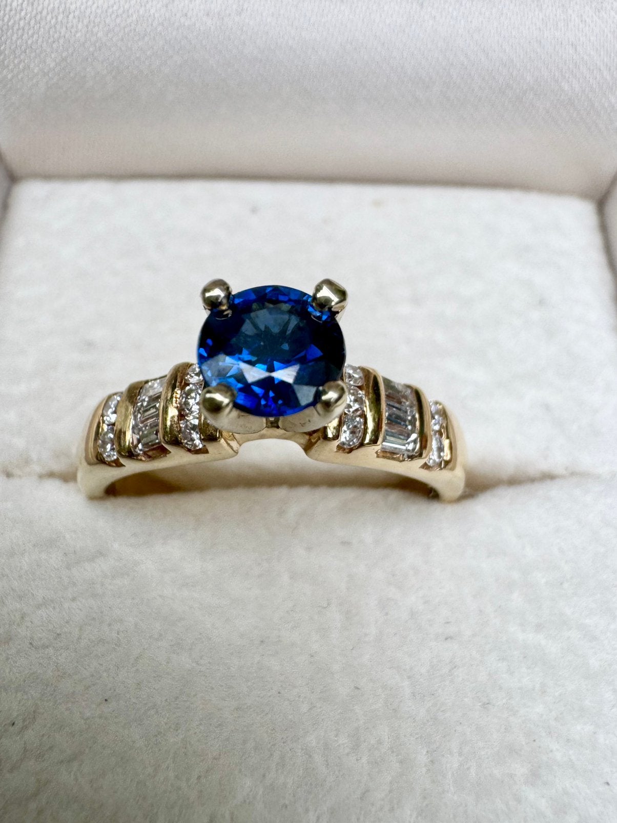 14K ring met natuurlijke saffier en diamant, Ophalen of Verzenden, Zo goed als nieuw, Goud