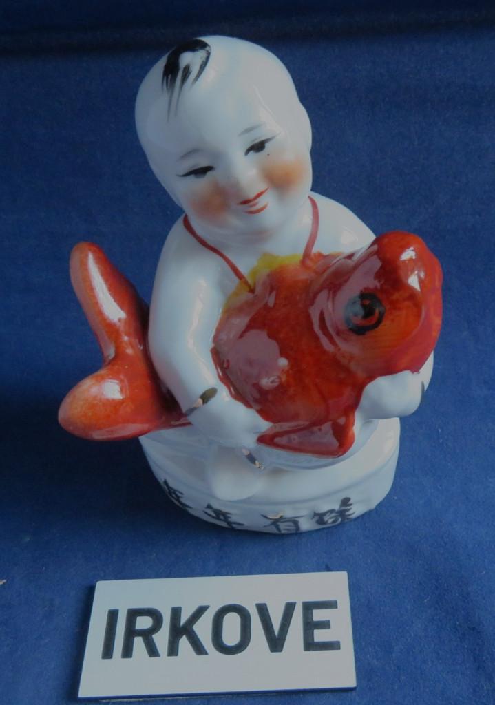 ZOTJE MET KARPER * Leuk Chinees Beeldje *, Verzenden, Zo goed als nieuw, Mens