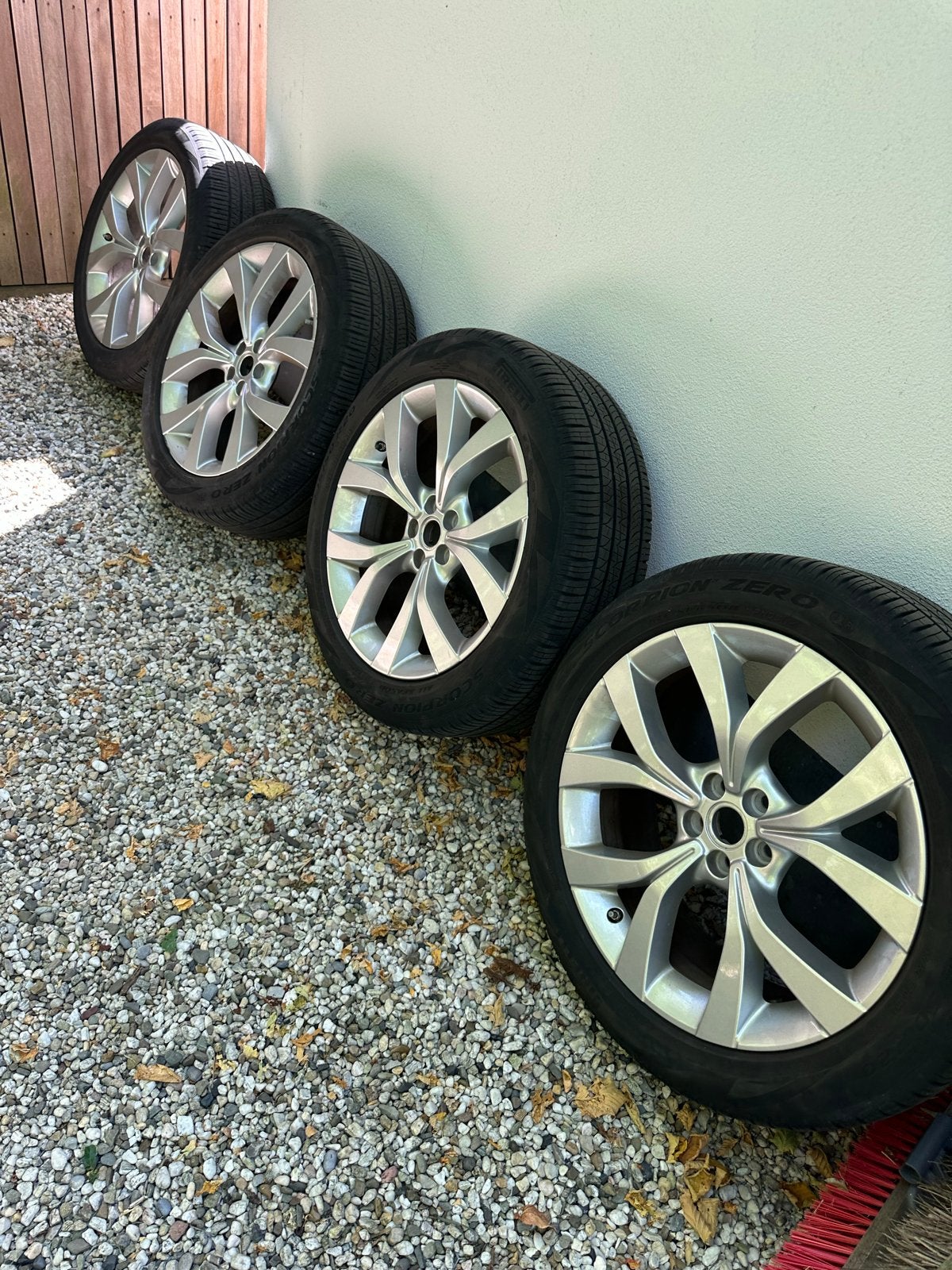 Banden Evoque Set van 4 Pirelli  met velgen ( gebruikte), Auto-onderdelen, Banden en Velgen, Ophalen, Gebruikt, Banden en Velgen