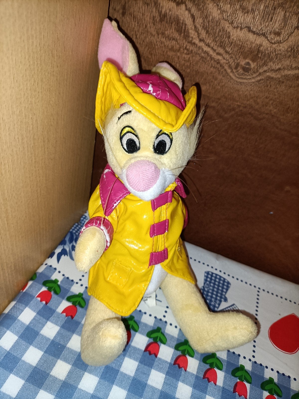 Konijn knuffel van Winnie de Pooh met regenjas vintage, Ophalen of Verzenden, Zo goed als nieuw, Konijn