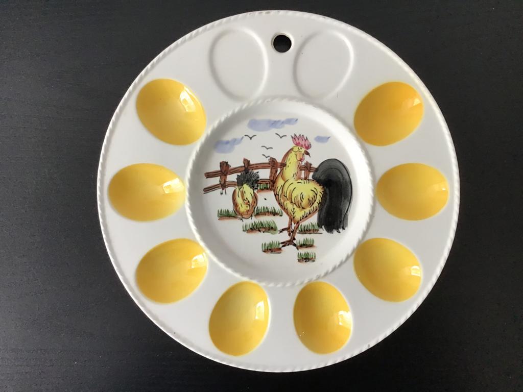 Vintage eierbord met ophangoog. Schaal voor 8 eieren., Huis en Inrichting, Ophalen of Verzenden, Overige stijlen, Schaal of Schalen