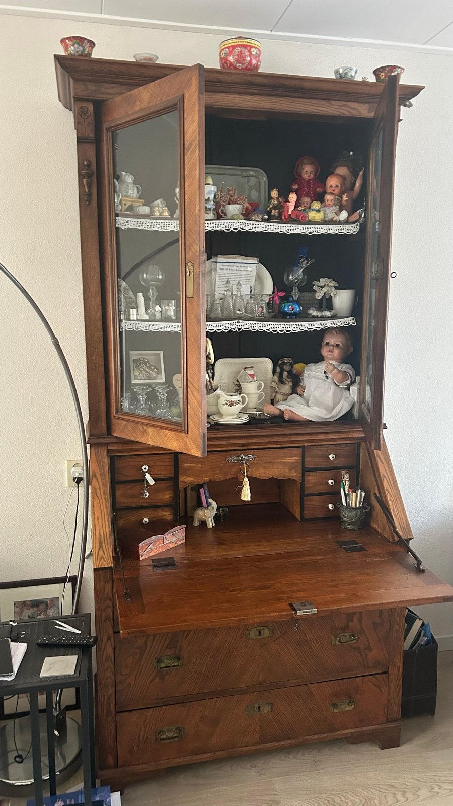 Antiek secretaire met vitrinekast, Ophalen