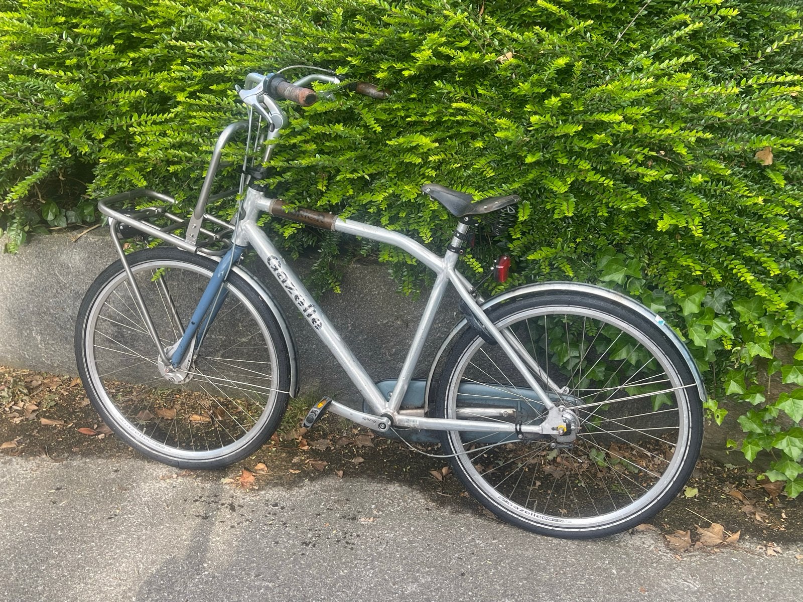 Gazelle 28 inch fiets met voordrager zonder standaard, Fietsen en Brommers, Fietsen | Heren | Herenfietsen, Ophalen, Gebruikt