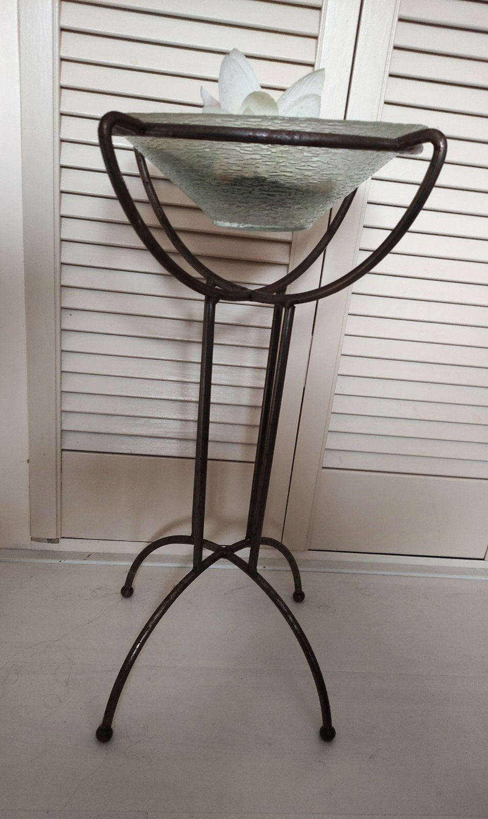 Decoratieve schaal op standaard - Metaal en Glas, Huis en Inrichting, Ophalen of Verzenden, Zo goed als nieuw, Grijs, Metaal