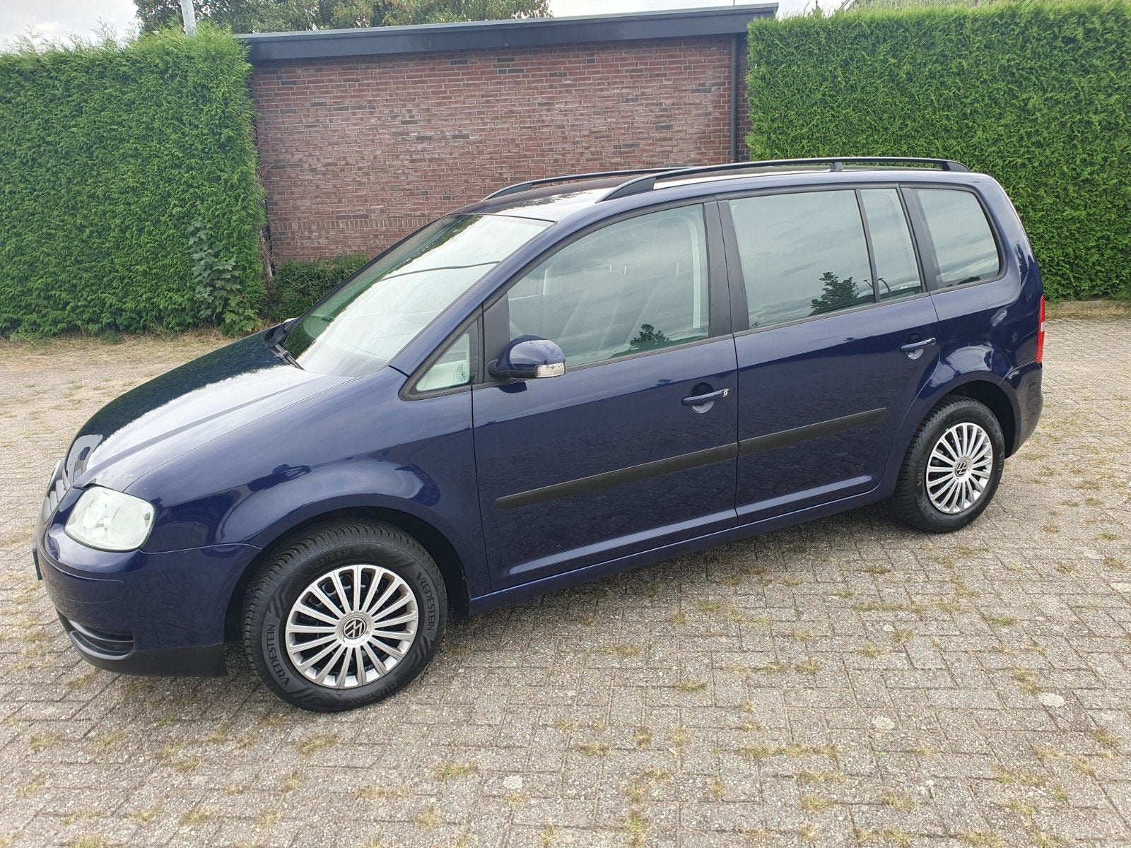 Volkswagen Touran 1.6 85KW 2004 Blauw, 4 cilinders, Blauw, Origineel Nederlands, 75 €/maand