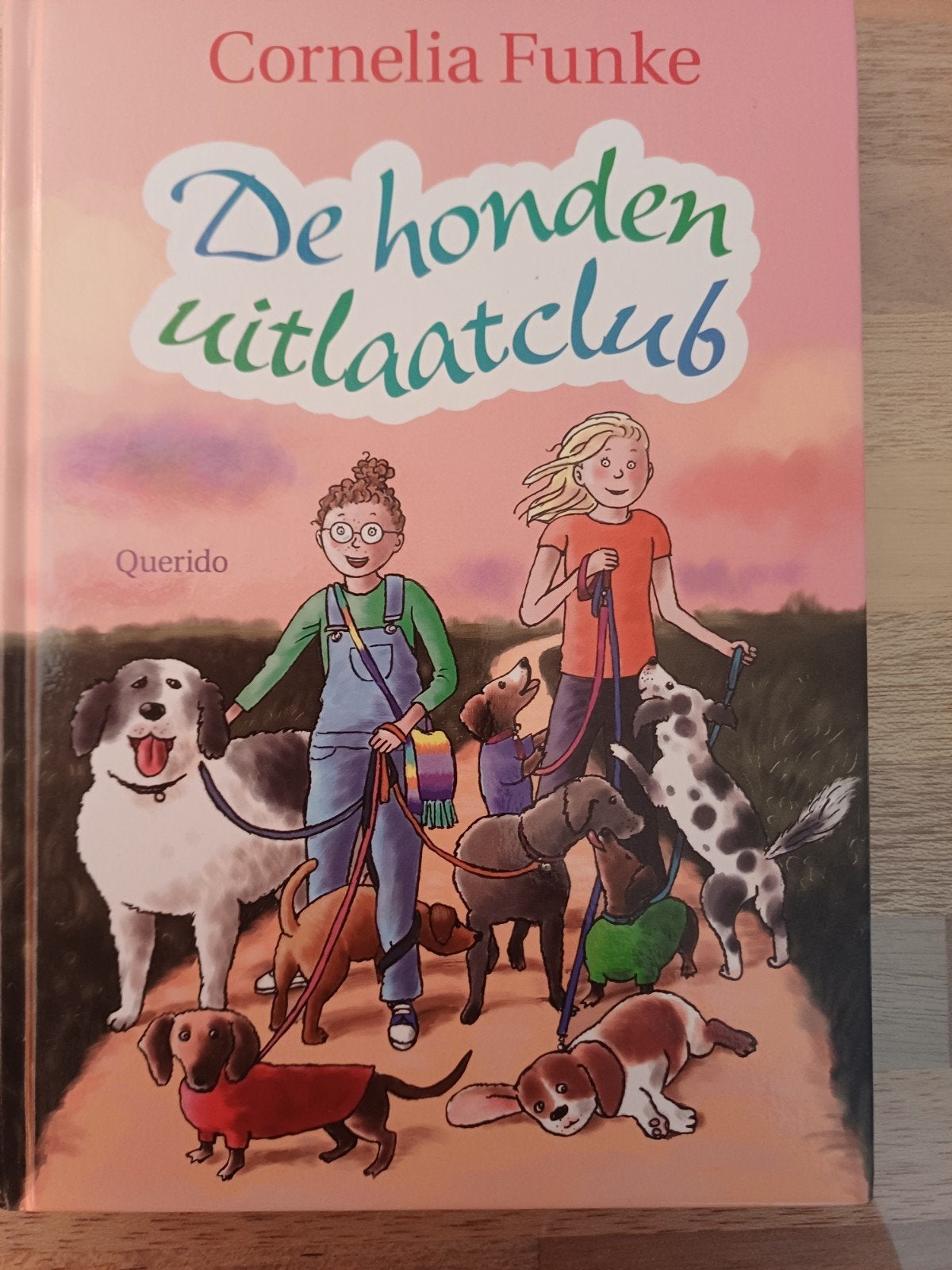 Cornelia Funke - De hondenuitlaatclub, Fictie algemeen, Cornelia Funke, Ophalen of Verzenden, Zo goed als nieuw