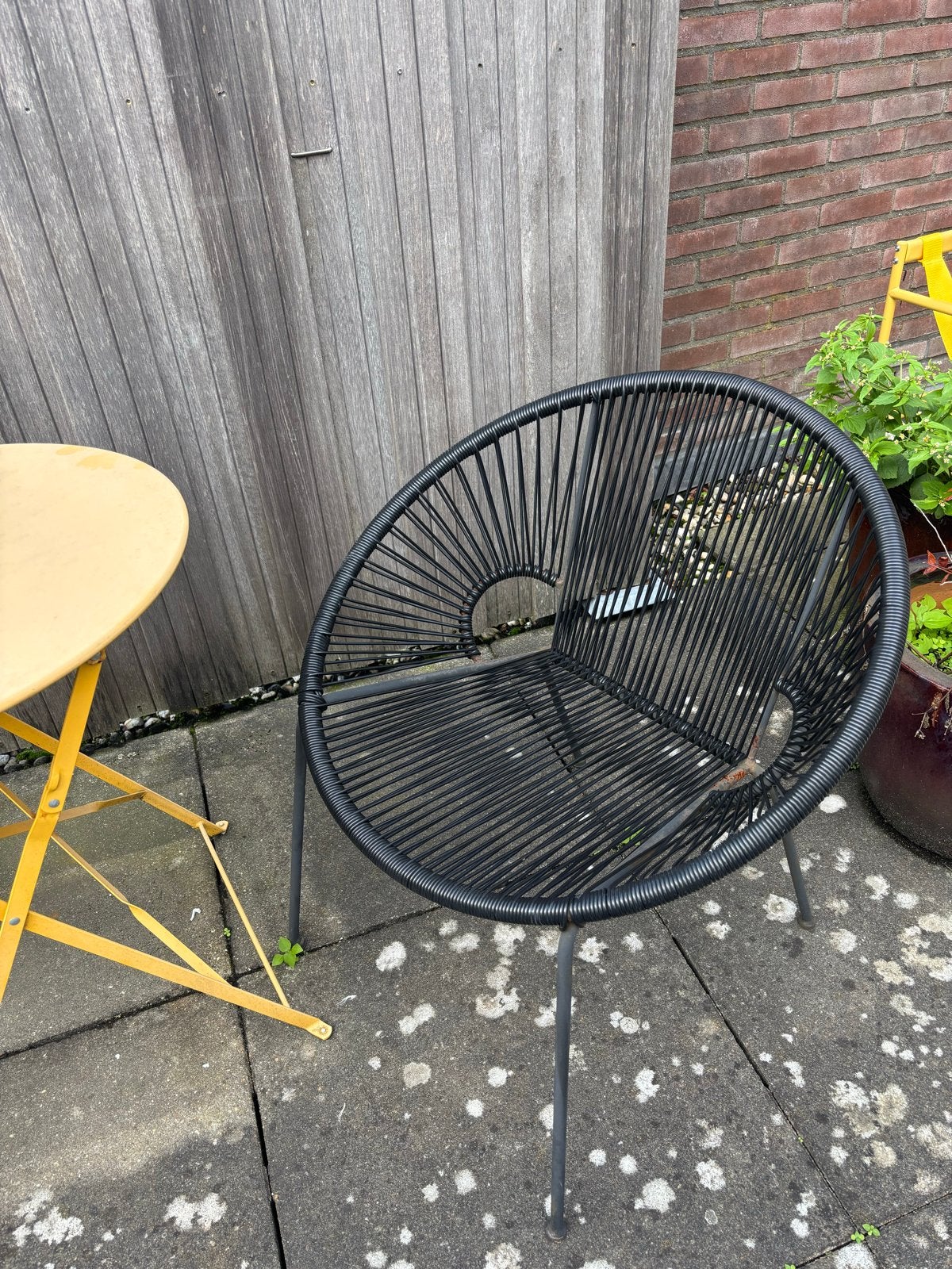 Foto 4 van Gezellige tuinset: 2 zwarte stoelen en gele tafel