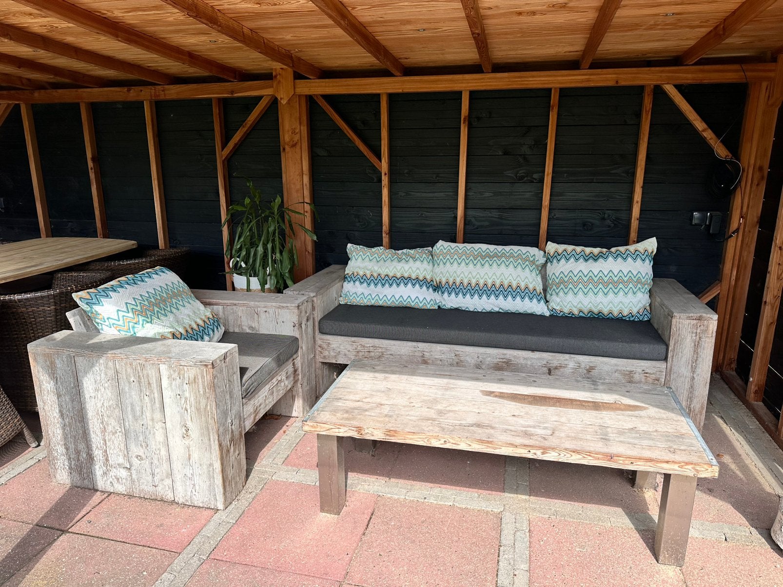 Steigerhouten loungeset met kussens: bank, stoel en tafel, Tuin en Terras, Ophalen, 4 zitplaatsen, Gebruikt, Steigerhout