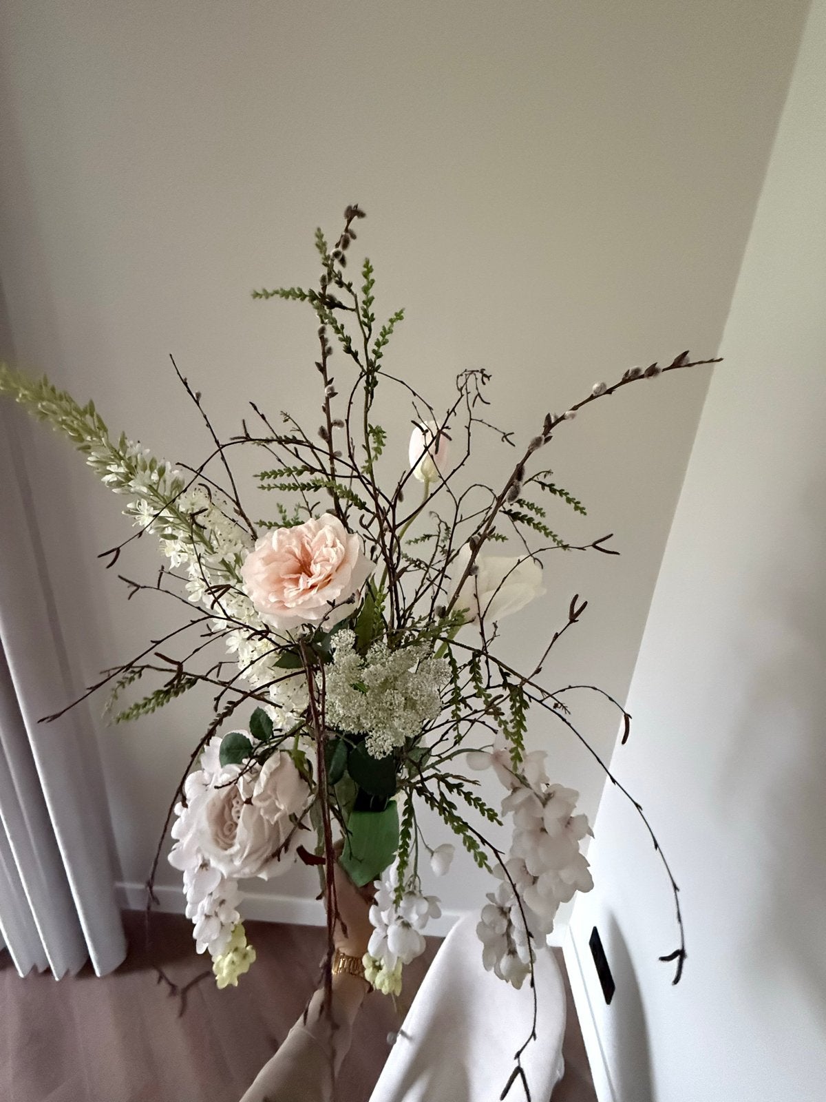 Prachtig kunstboeket met rozen en hangende bloemen, Binnen, Textiel, Ophalen of Verzenden, Zo goed als nieuw