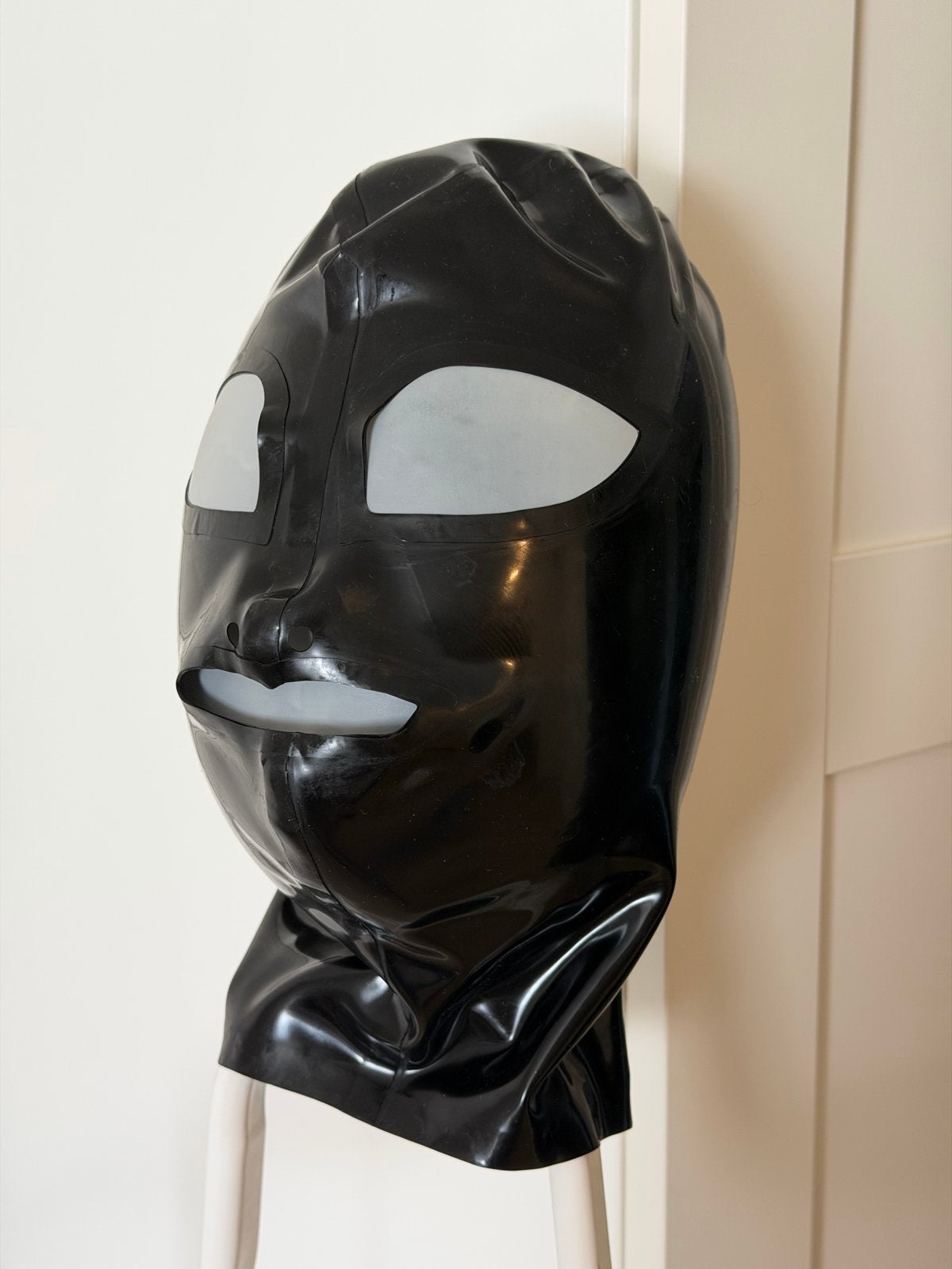 Zwart latex masker met rits - Zo goed als nieuw maat S, Verzenden, Accessoires, Maat 36 (S), Overige thema's