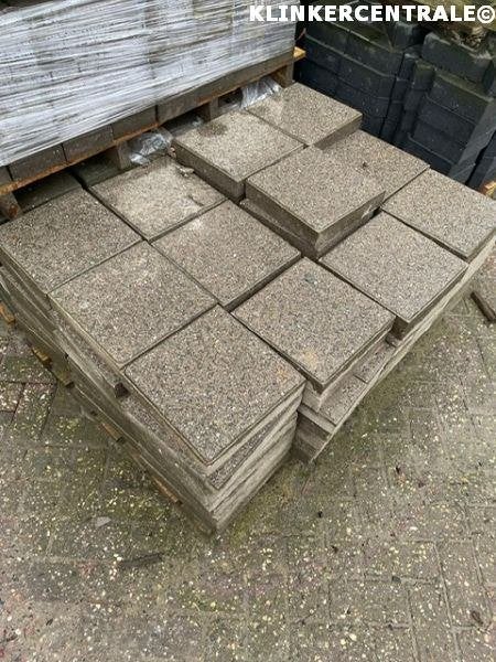 210m2 grijs 30x30x6cm beton/stoep/terras/tuintegels gebruikt, Tuin en Terras, Bij dit gebruikte product niet meer te achterhalen.
