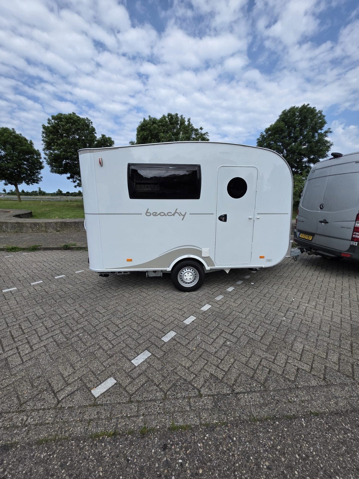Hobby Beachy 2024 met voortent - Compact en compleet!, Caravans en Kamperen, Caravans, Rondzit, Hobby, Omvormbare zithoek, Uitbouw voortent