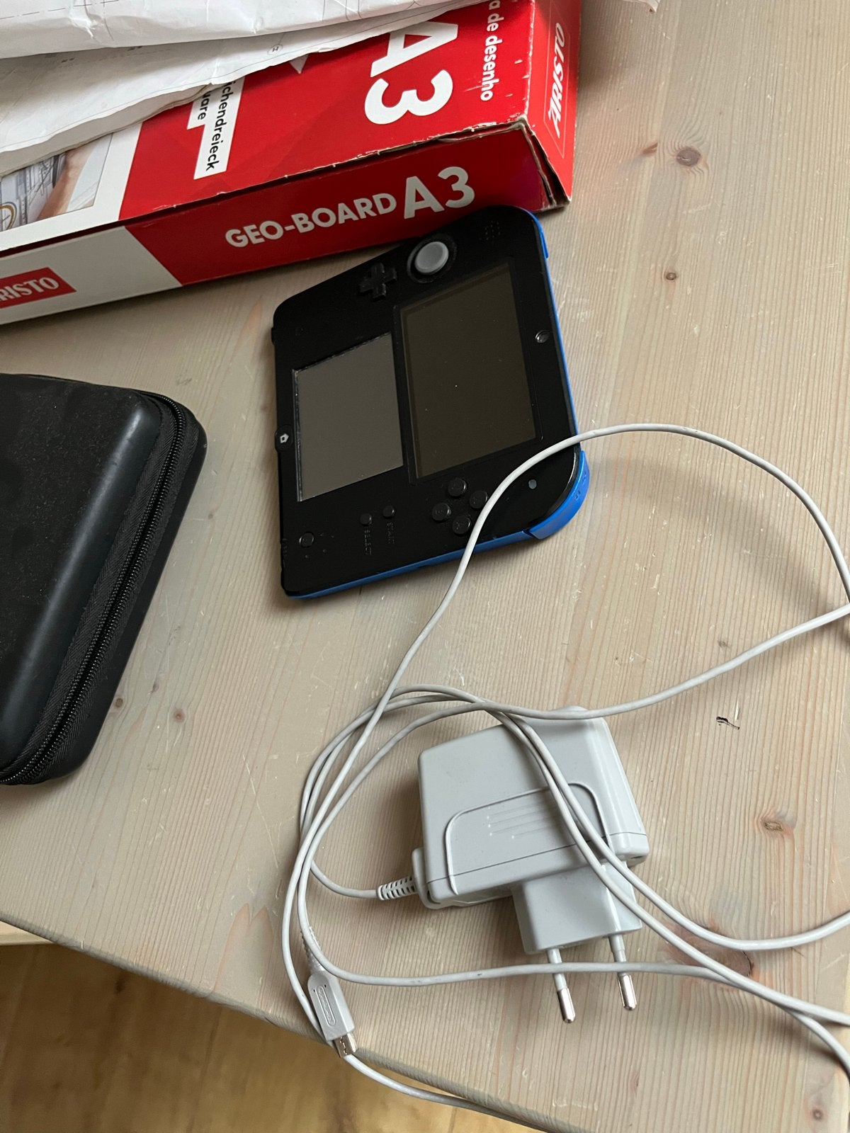 Nintendo 2DS Zwart/Blauw met oplader en hoesje, Gebruikt, Zwart, 2DS, Ophalen of Verzenden