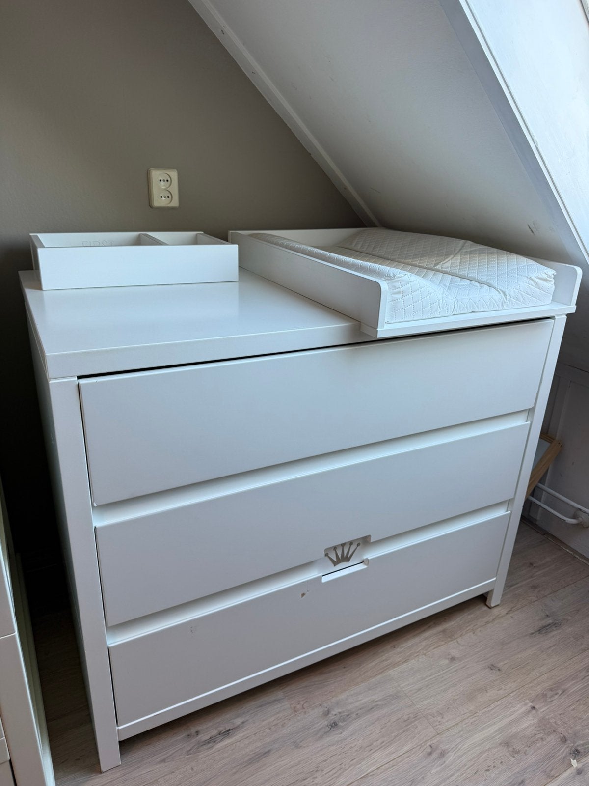 First June commode met opzetstukken – wit – 3 lades