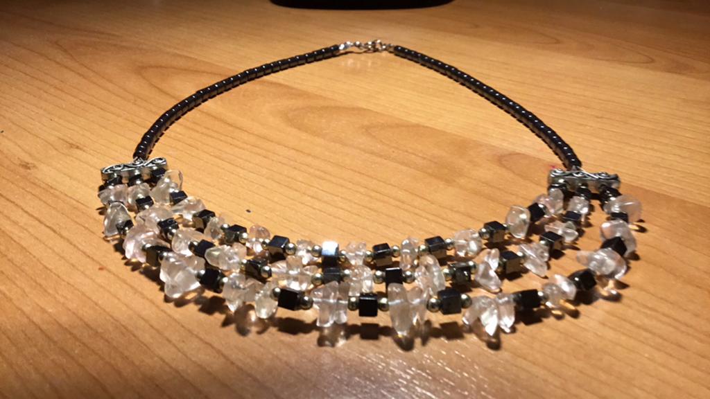 Uniek handgemaakt halssnoer met kristallen / hematiet stenen, Sieraden, Tassen en Uiterlijk, Kettingen, Met kristal, Wit, Ophalen of Verzenden
