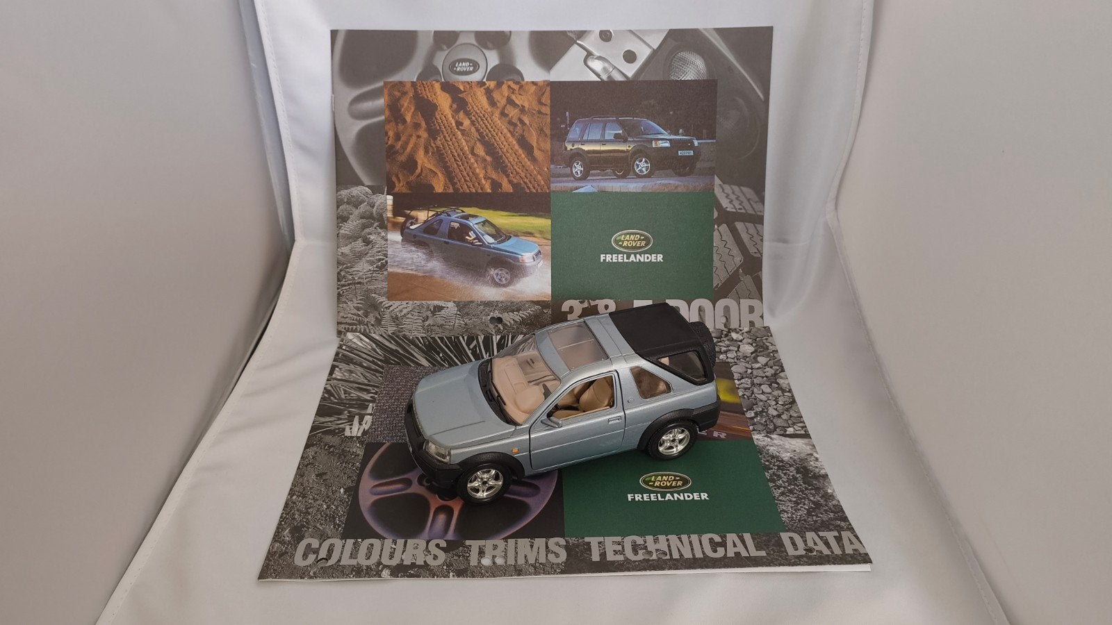 Bburago Land Rover Freelander 1:24 + BROCHURE EN PRIJSLIJST, Hobby en Vrije tijd, Ophalen of Verzenden, Gebruikt, Auto, Bburago