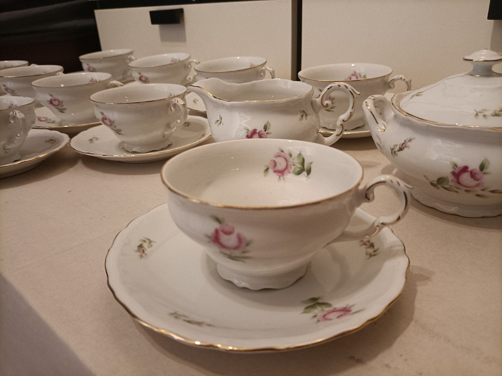 Vintage porseleinen theeservies met rozenmotief, Ophalen