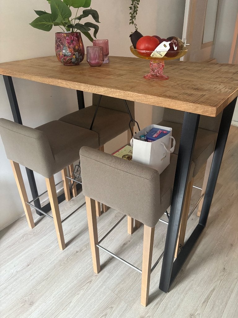 Bartafel mango hout + 4 krukken, Ophalen, Zo goed als nieuw, Inclusief barstoelen