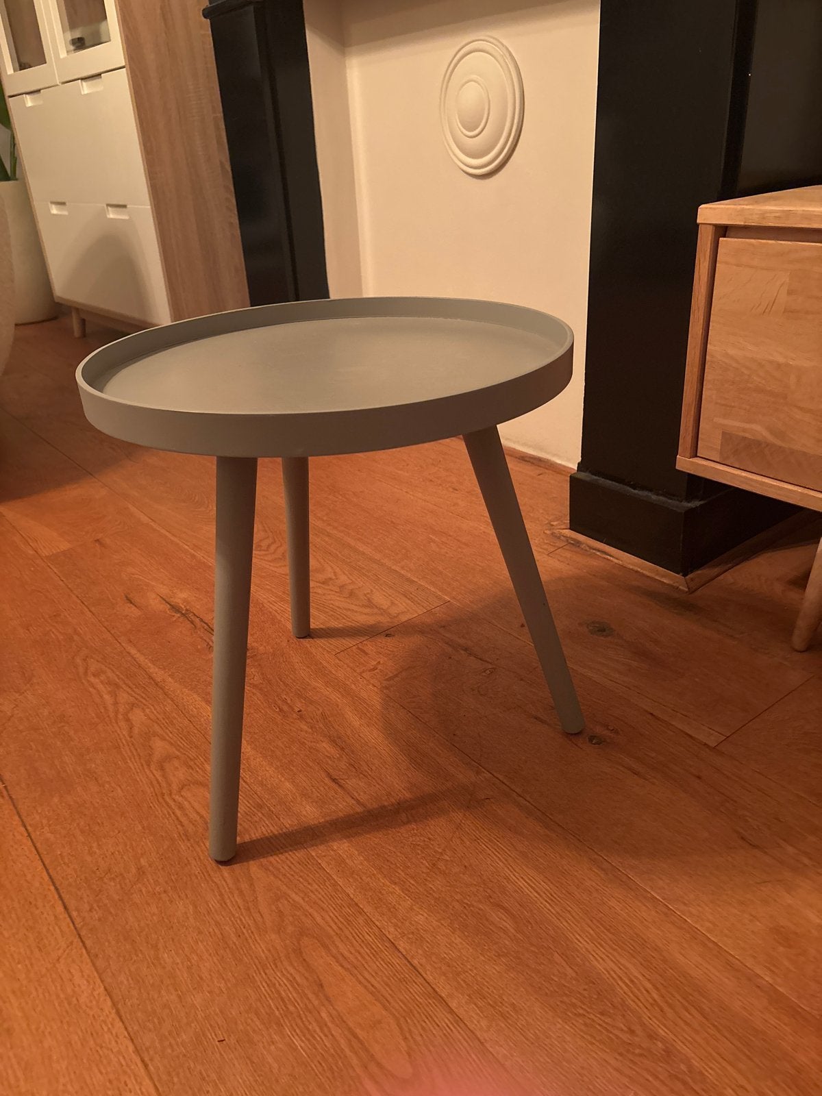 Stijlvolle grijze bijzettafel - Zo goed als nieuw, Ophalen, Minder dan 45 cm, Rond, Zo goed als nieuw