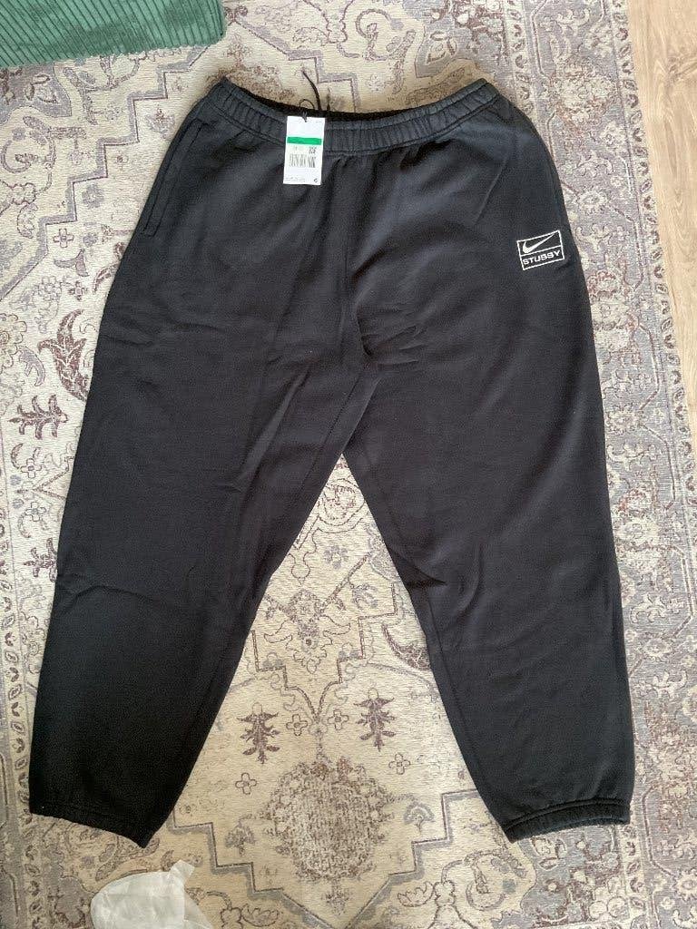 ⁠Nike x Stussy Fleece Joggingbroek Zwart XL - Nieuw, Zwart, Maat 56/58 (XL), Nieuw, Nike x stussy