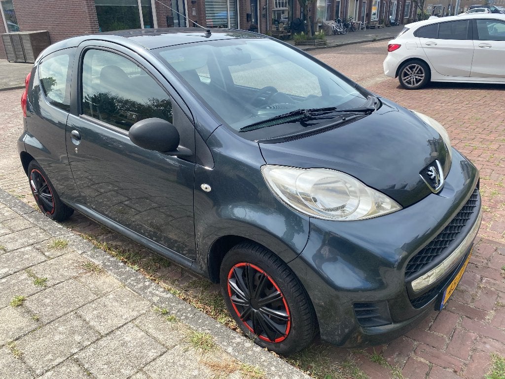 Peugeot 107  1.0    2 deurs      INRUIL BESPREEKBAAR, Auto's, Voorwielaandrijving, Stof, Handgeschakeld, Grijs