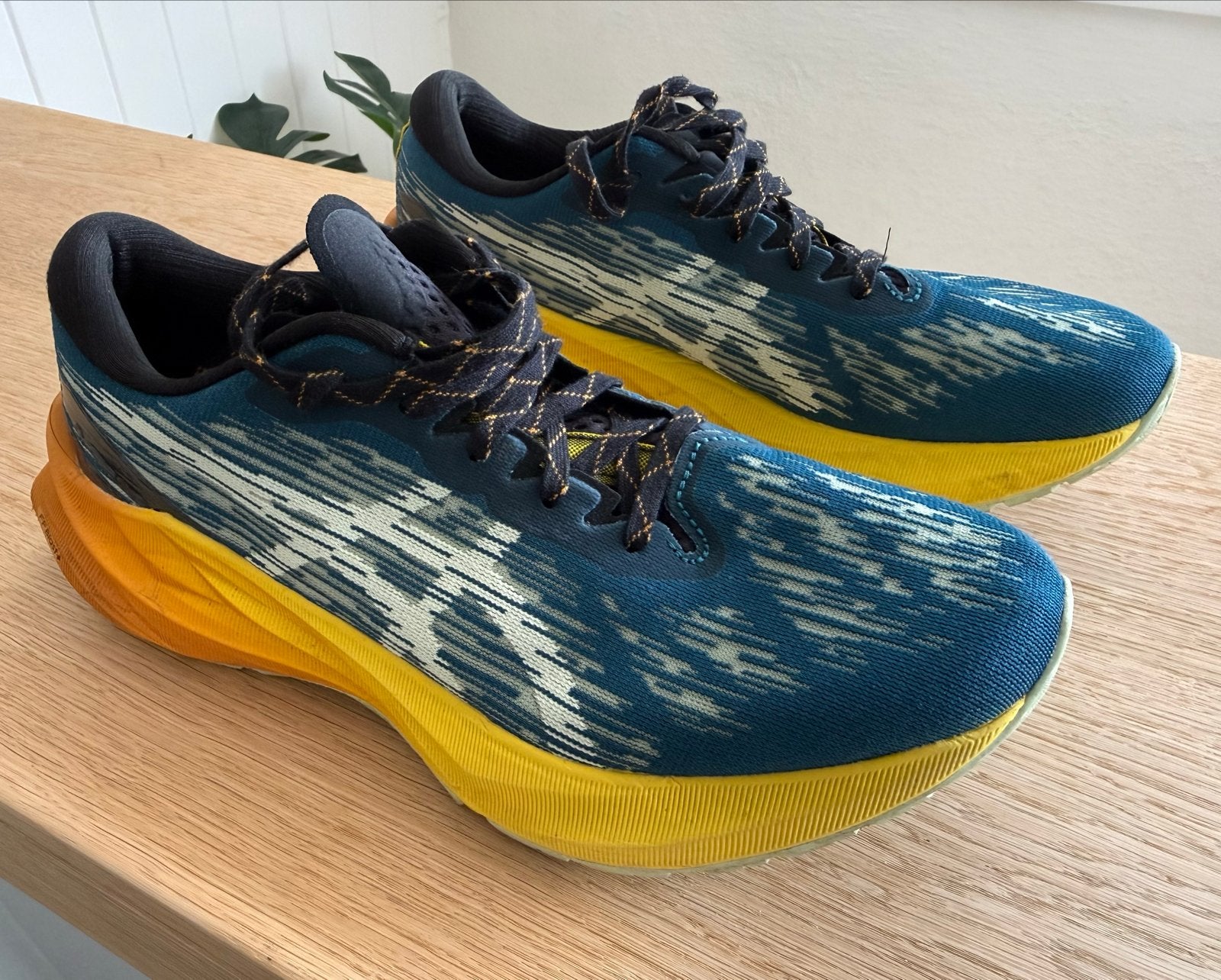Asics Novablast 3 TR trailhardloopschoenen - als nieuw 42.5, Verzenden, Zo goed als nieuw, Hardloopschoenen, Asics