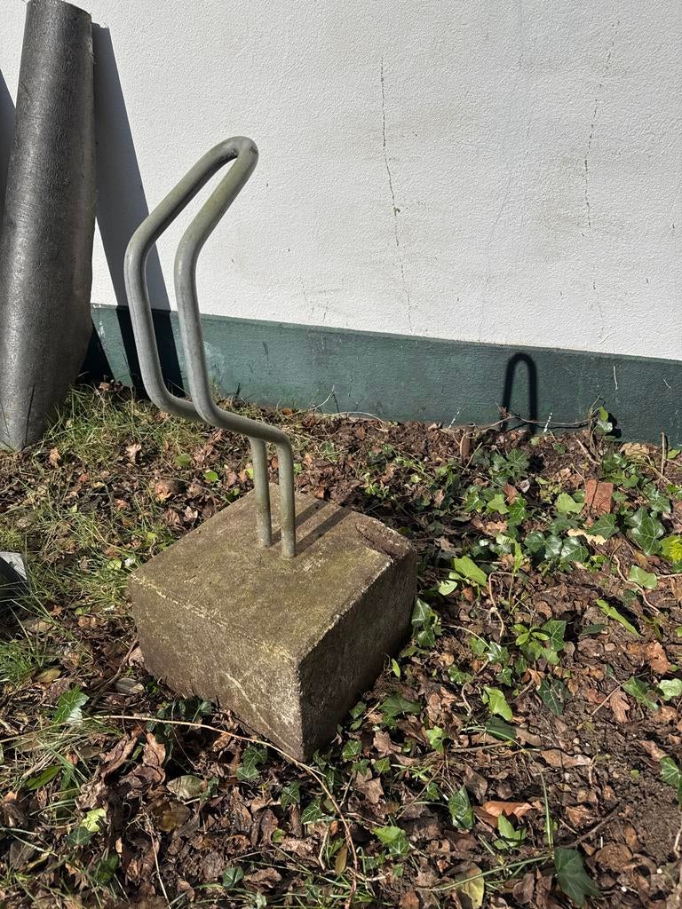 Fietsenstandaard met betonnen blok, Ophalen, Gebruikt