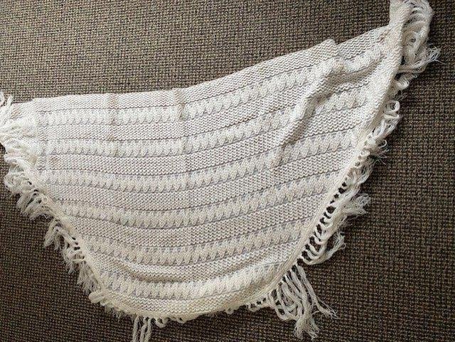 Wit gebreid omslagdoek met franjes, Antiek en Kunst, Ophalen of Verzenden, Dames, Onbekend