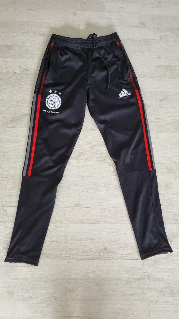 Ajax Trainingsbroek! Seizoen 22/23! Daily Paper! Mt XS!, Ophalen of Verzenden, Zo goed als nieuw, Voetbal, Rood