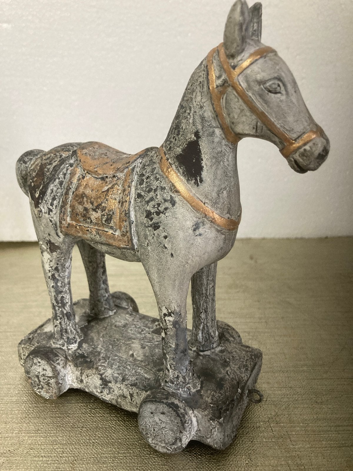 Decoratief paard met goudaccenten - 15 cm hoog, Meerkleurig, Overige materialen, Ophalen of Verzenden, Klassiek