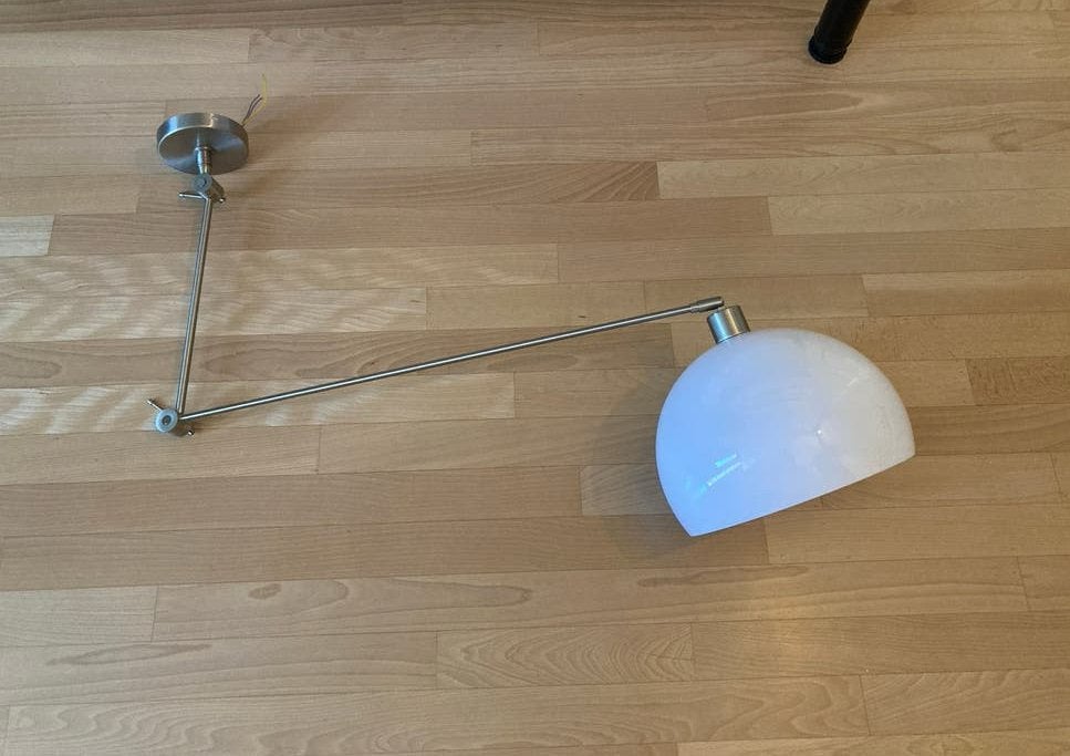 Verstelbare wand/plafond lamp met wit plastic kap - Lumidora, Huis en Inrichting, Lampen | Wandlampen, Ophalen, E27 (groot), Zo goed als nieuw