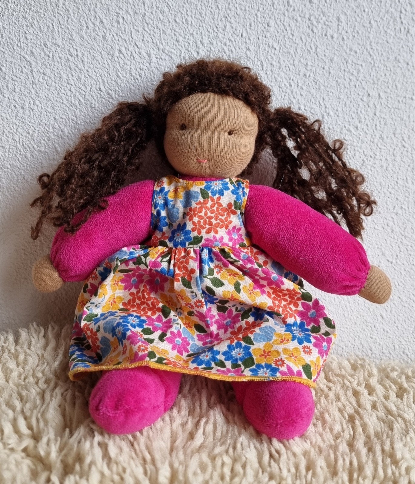 Schattige knuffelpop met bloemenjurk, Ophalen of Verzenden, Nieuw, Overige typen