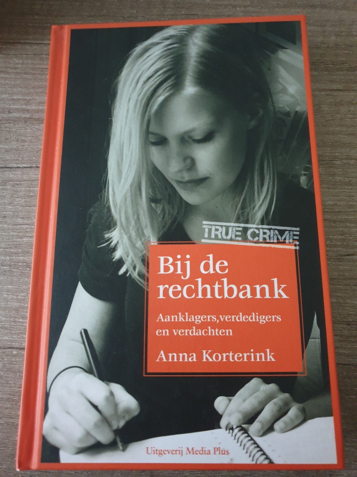 Bij de Rechtbank - Anna Korterink (True Crime), Boeken, Ophalen of Verzenden, Gelezen