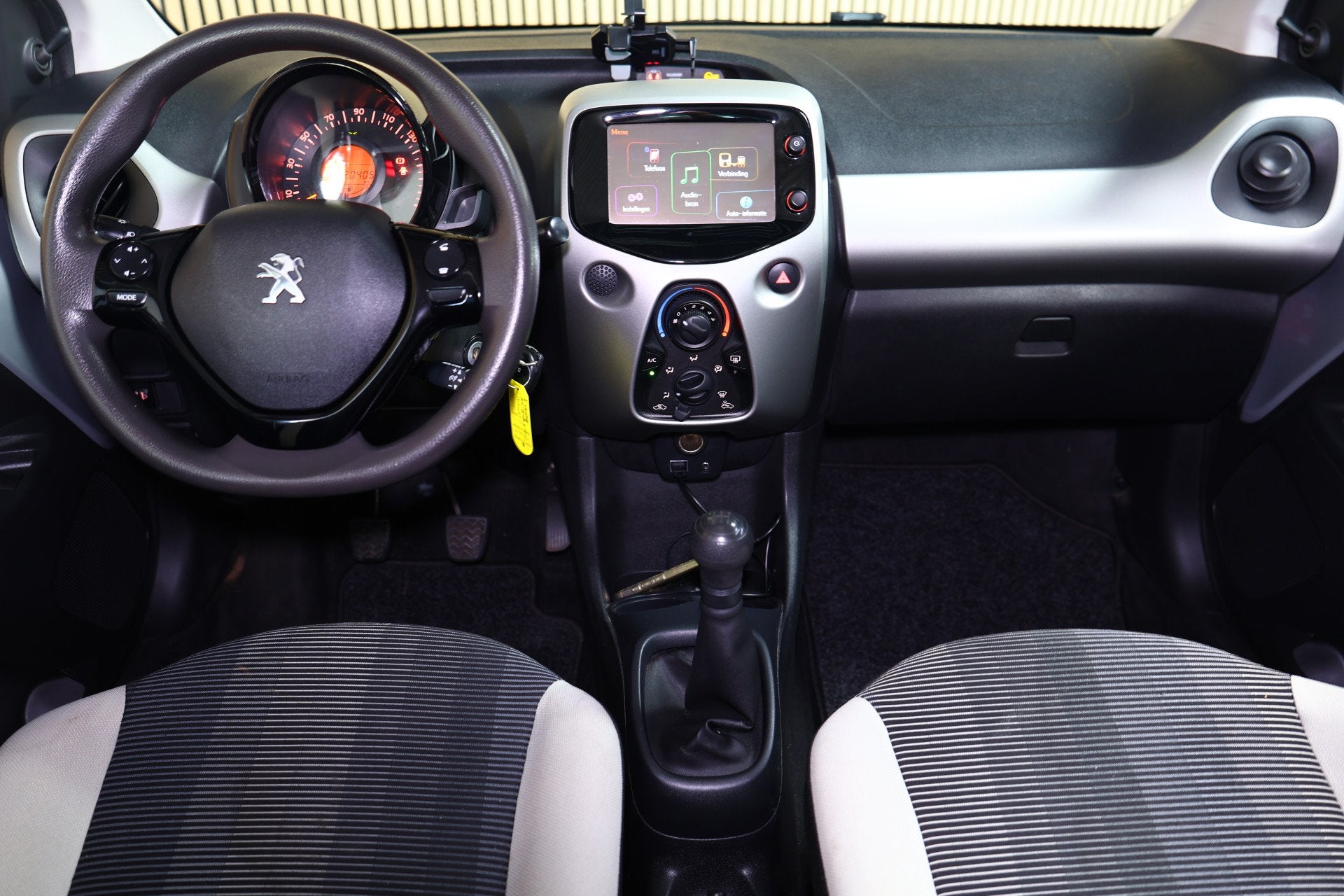 Peugeot 108 1.2 Puretech Allure CABRIO TOP NAVIGATIE CARPLAY, Voorwielaandrijving, Stof, Gebruikt, Euro 6