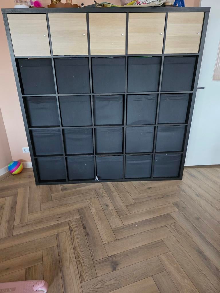 IKEA Kallax Kast met 25 vakken en deuren/opbergboxen, Ophalen, Zo goed als nieuw