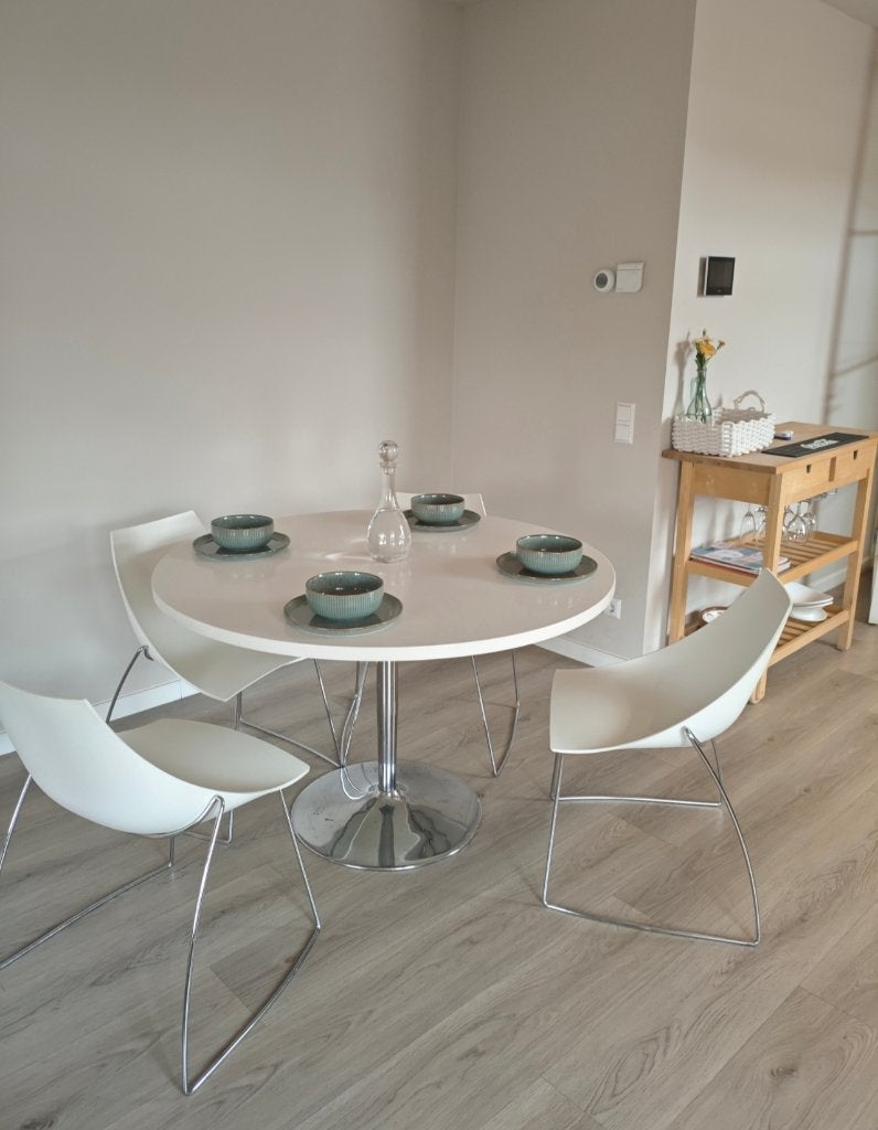 Ronde hoogglans witte eettafel met 4 bijpassende stoelen., Ophalen, Gebruikt, Modern, 4 tot 6 stoelen