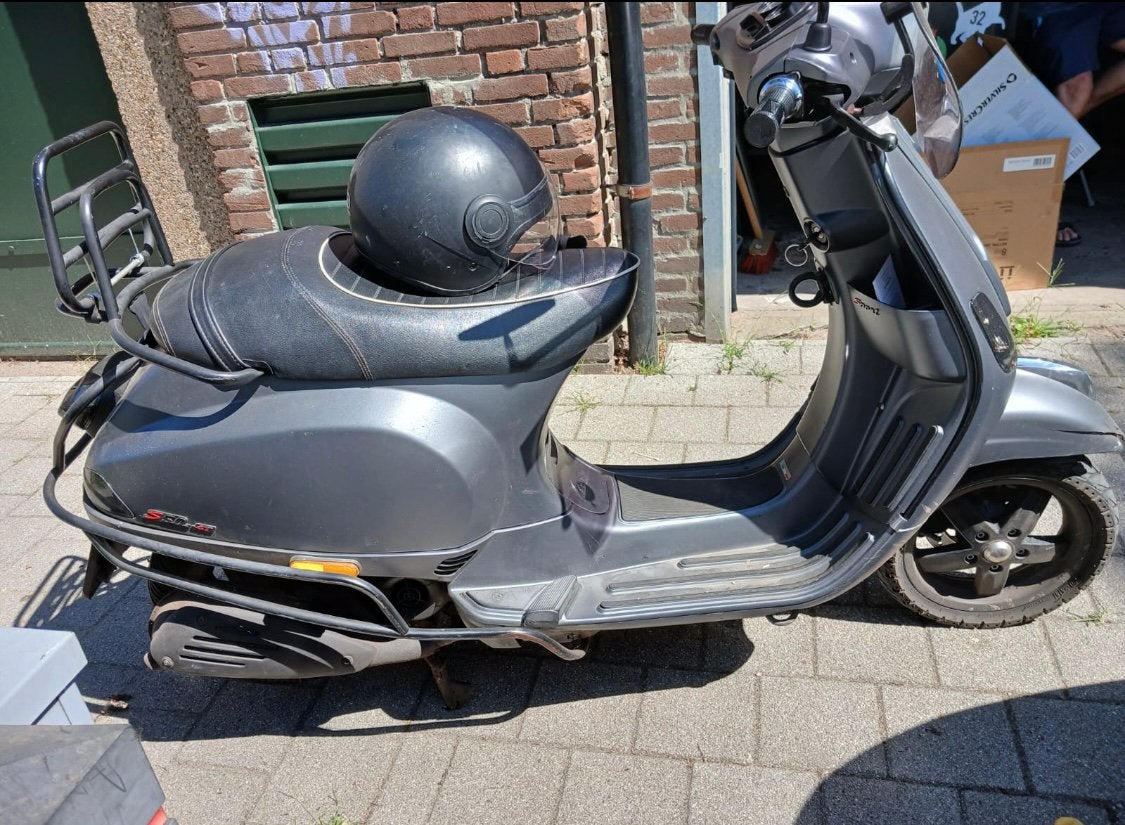 Vespa piaggio scooter 22-7-2011, Fietsen en Brommers, Brommers | Vespa, Ophalen, Gebruikt, Maximaal 45 km/u, Overige modellen