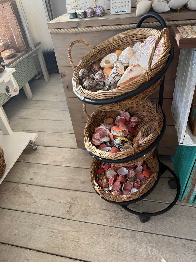 3-laags rieten mandenrek met schelpen, Huis en Inrichting, Woonaccessoires | Schalen en Manden, Gebruikt, Mand, Riet, Ophalen of Verzenden
