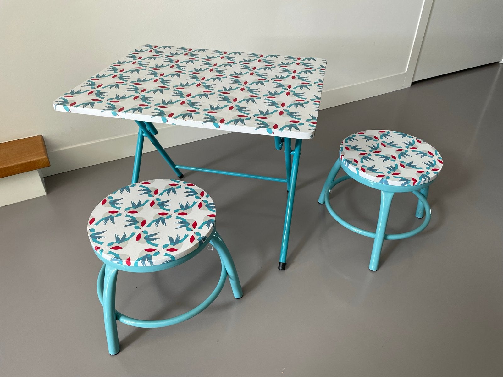 Kinder tafel en krukjes met vogelprint, Ophalen, Gebruikt, Tafel(s) en Stoel(en)