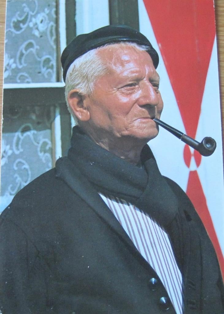Volendam - authentieke klederdracht - nieuwe ansichtkaart, Verzenden, 1980 tot heden, Ongelopen, Klederdracht