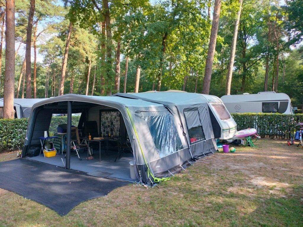 Swift Toscane 490/2 - caravan tot 4p. met uitbouw 6 persoons, Caravans en Kamperen, Caravans, Rondzit, Schokbreker, Particulier