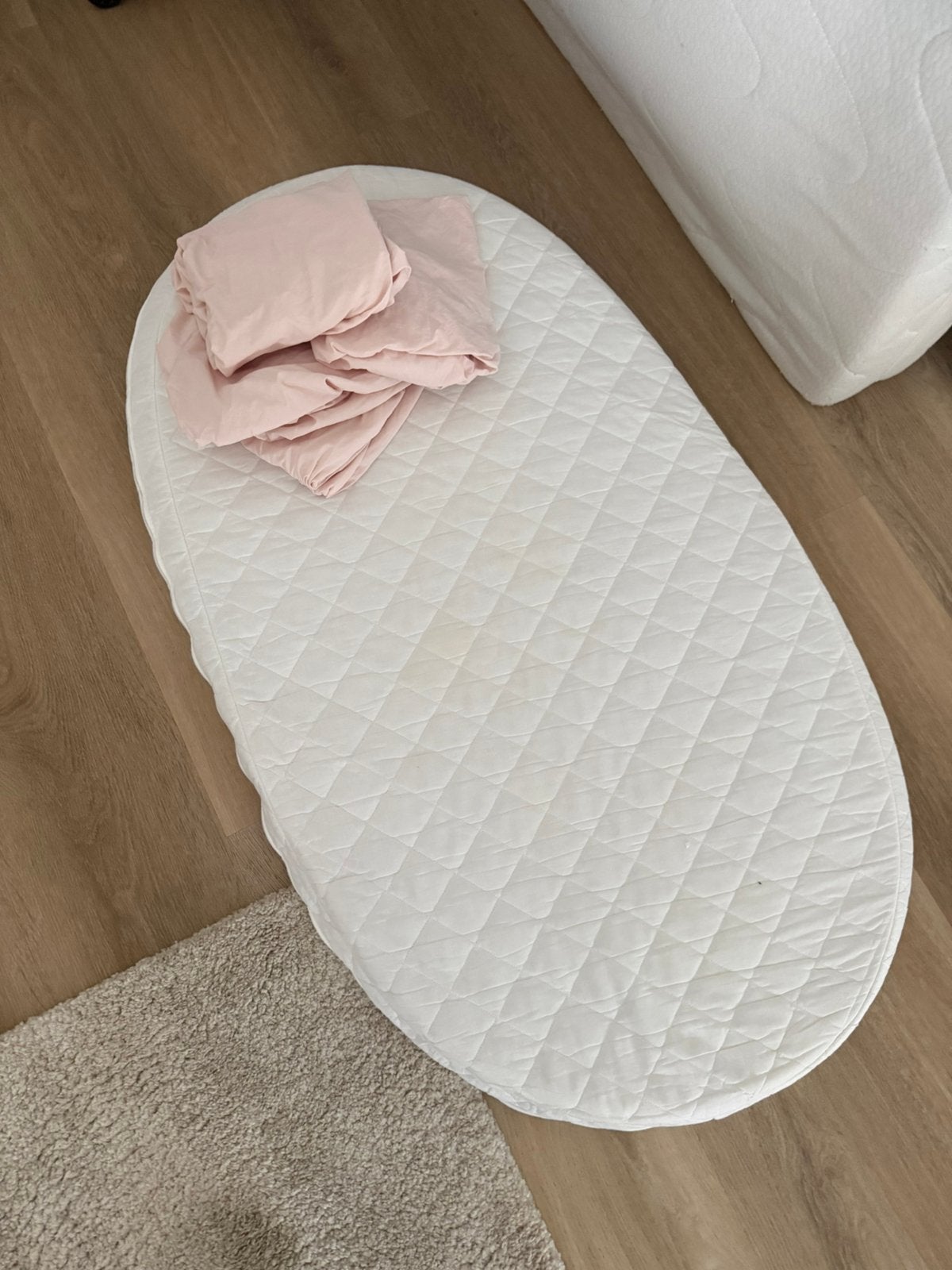 Stokke matras en 3 hoeslakes roze, Kinderen en Baby's, Babywiegjes en Ledikanten, Ophalen, Gebruikt, Ledikant