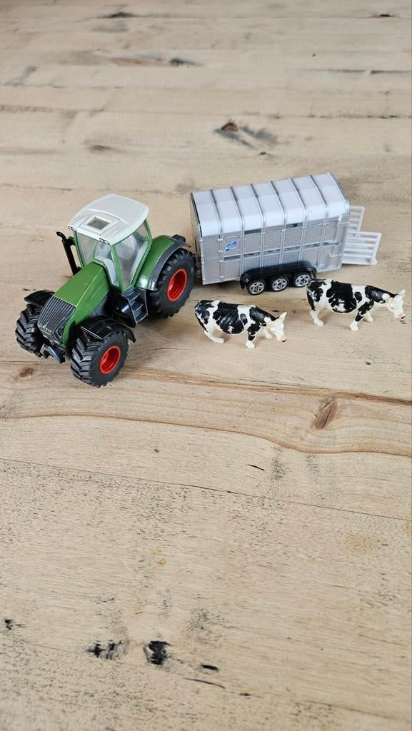 SIKU Fendt Favorit trekker met aanhanger,schaal 1:50., Ophalen of Verzenden, Hijskraan, Tractor of Landbouw, SIKU
