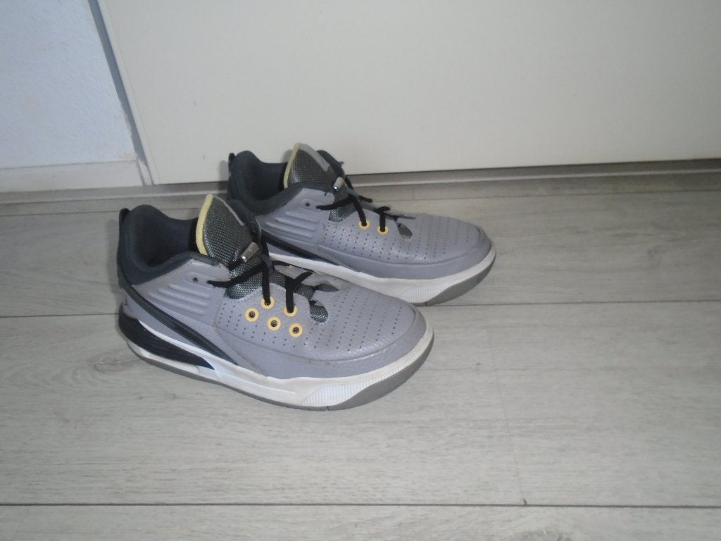 Nike Air Jordan Basketbal Sport Schoenen Gympen maat 37,5, Kinderen en Baby's, Kinderkleding | Schoenen en Sokken, Verzenden, Zo goed als nieuw