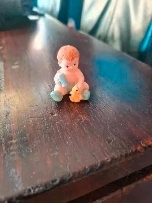 Schattig polyresin popje - 4 cm, Ophalen of Verzenden, Gebruikt