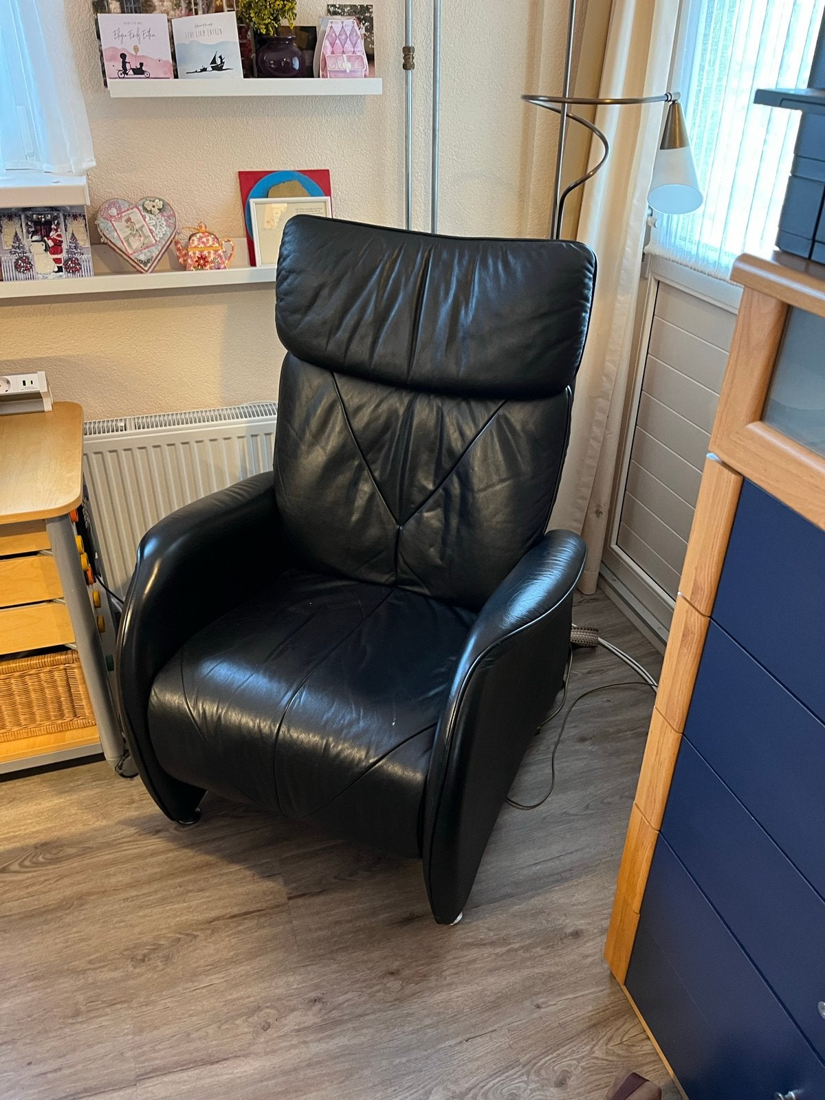 Zwarte leren relaxfauteuil met elektrische verstelling, Huis en Inrichting, Fauteuils, Ophalen, Gebruikt, 50 tot 75 cm, Leer