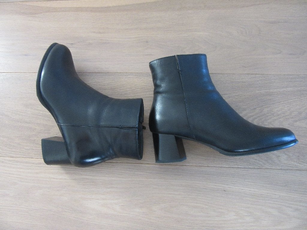 Laarsjes/enkellaarsjes leer merk EVERYBODY BY MODA m 38 zgan, Zwart, Ophalen of Verzenden, Zo goed als nieuw, Lage of Enkellaarzen
